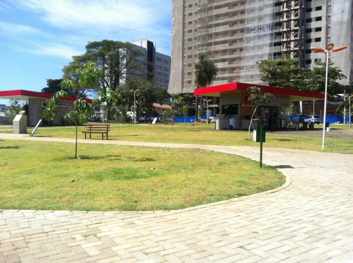 Praça no Setor Oeste é cortada ao meio para dar lugar à rua